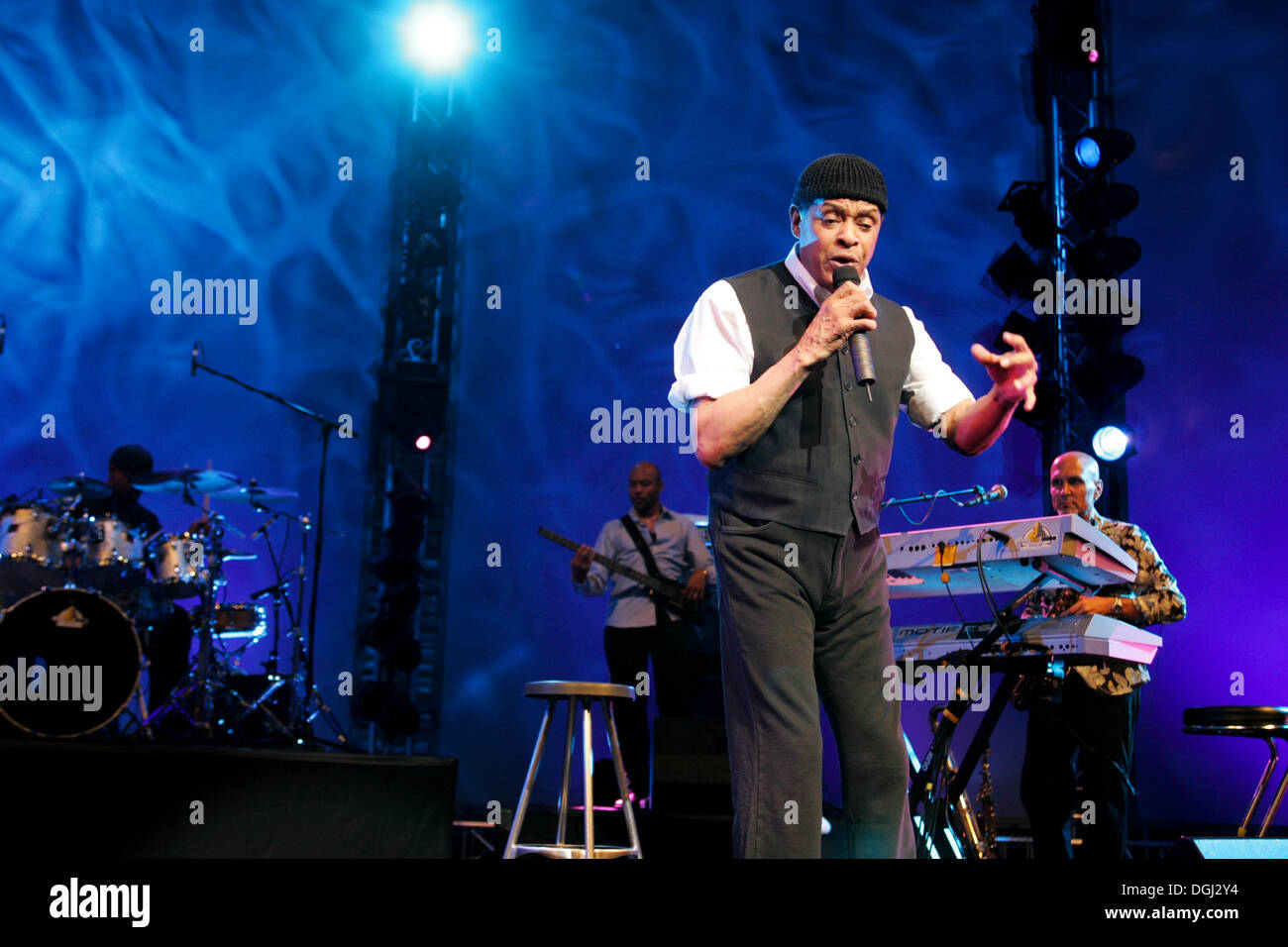 Al Jarreau, les États-Unis American jazz, pop et rhythm and blues, chanteuse et compositrice live au Blue Balls Festival dans le concert Banque D'Images