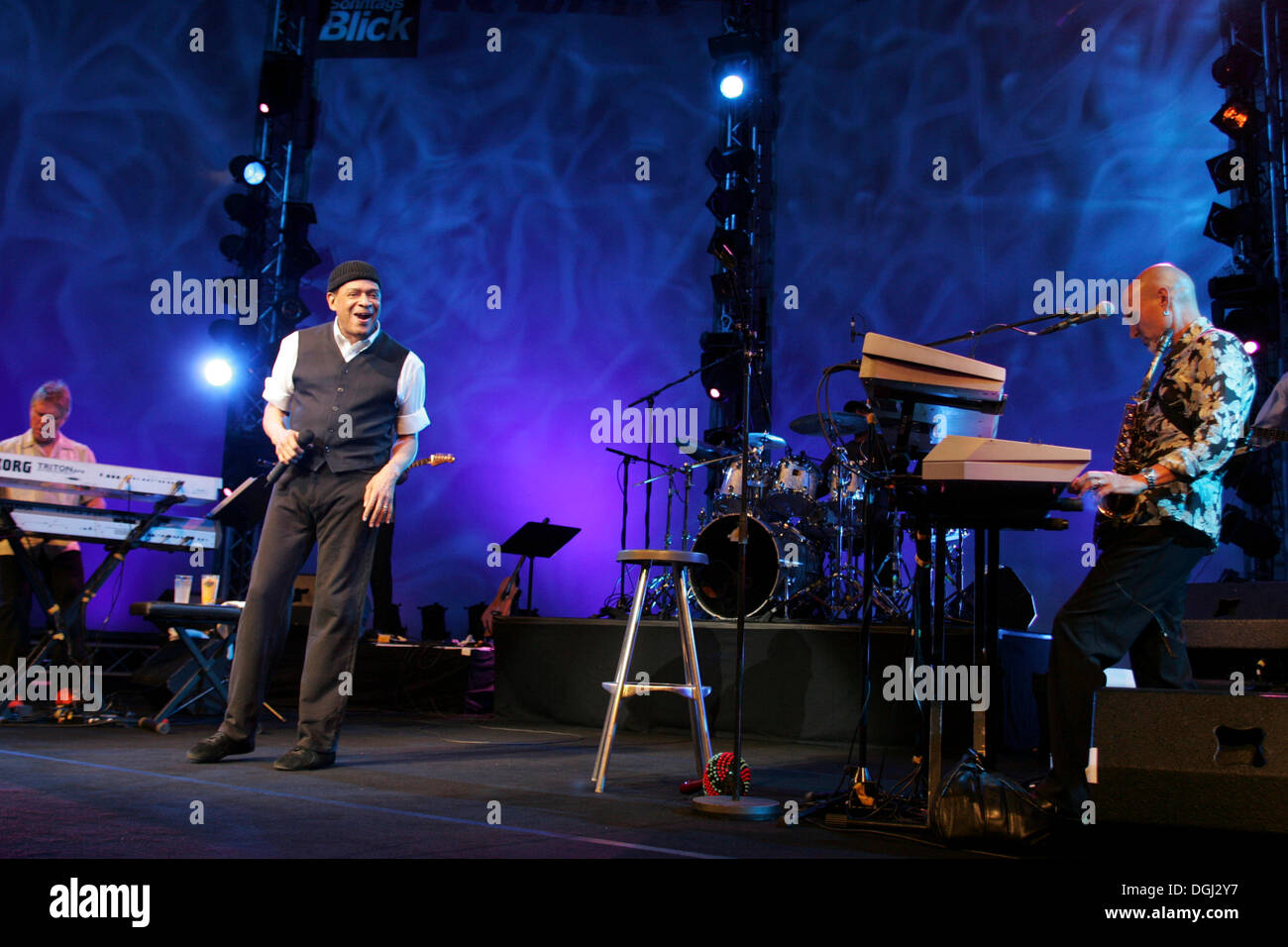 Al Jarreau, les États-Unis American jazz, pop et rhythm and blues, chanteuse et compositrice live au Blue Balls Festival dans le concert Banque D'Images