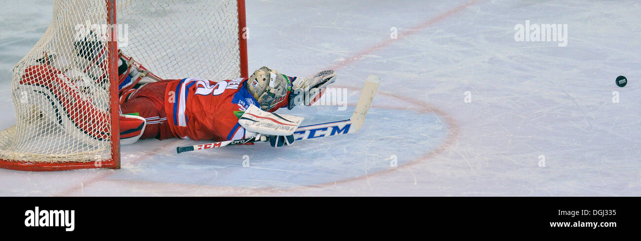 Match de hockey sur glace KHL, Lev Praha vs Dinamo Riga, République tchèque, Prague, le 21 octobre 2013. Le gardien de but de Lev Atte engren. (Photo/CTK Michal Dolezal) Banque D'Images