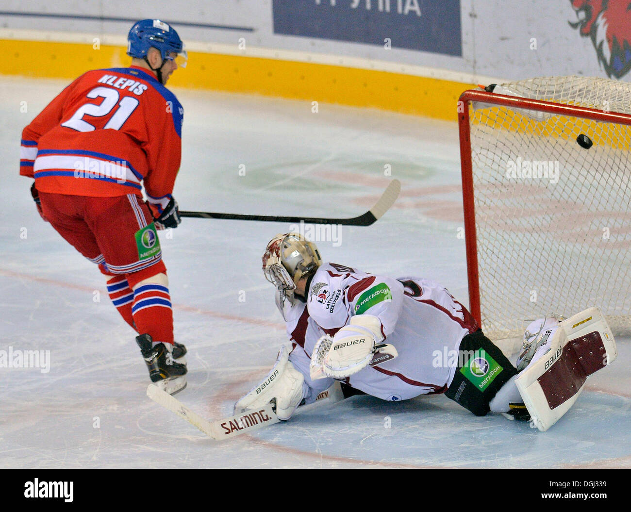 Match de hockey sur glace KHL, Lev Praha vs Dinamo Riga, République tchèque, Prague, le 21 octobre 2013. Jakub Klepis de Lév. (Photo/CTK Michal Dolezal) Banque D'Images