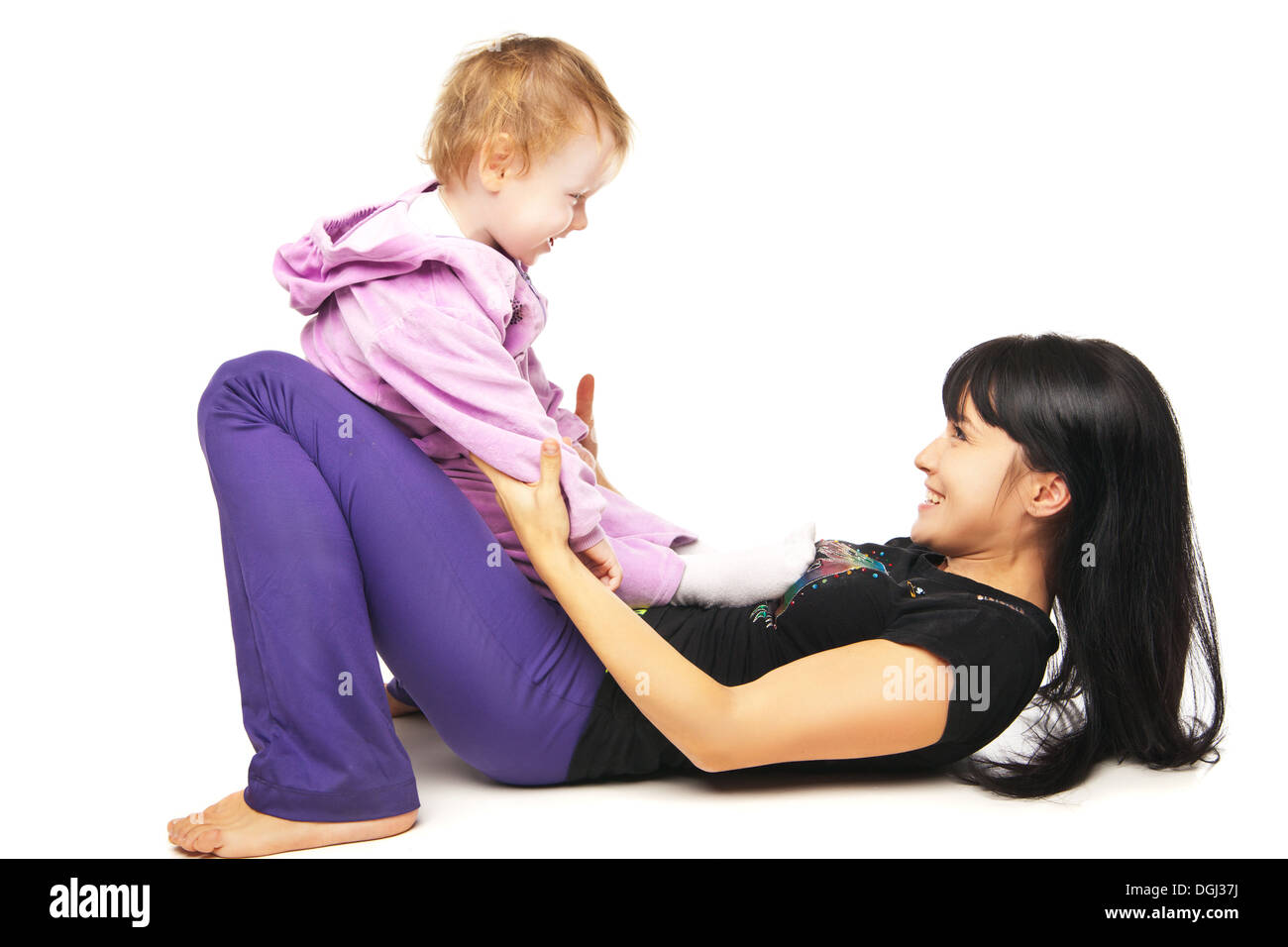 Mère avec le bébé faisant des exercices sur fond blanc Banque D'Images