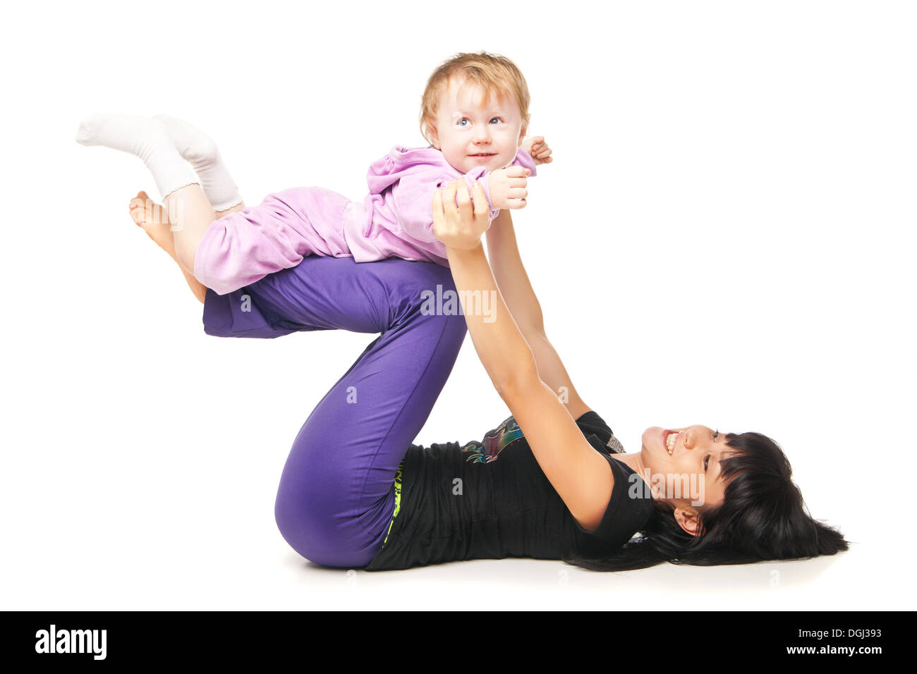 Mère avec le bébé faisant des exercices sur fond blanc Banque D'Images