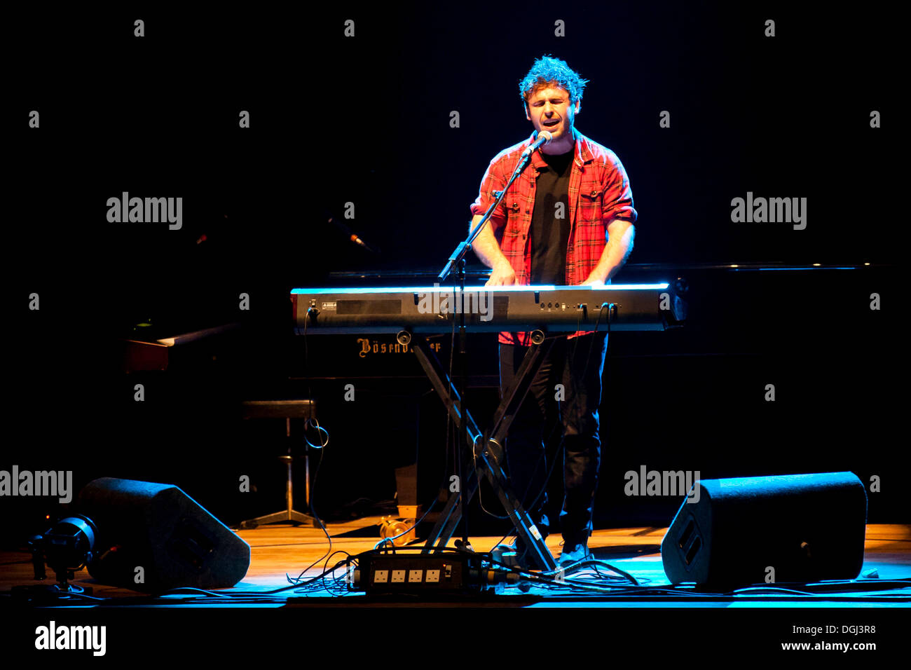 Chanteur et auteur-compositeur britannique Mark Hole en live dans la salle de concert du KKL de Lucerne, Suisse, Europe Banque D'Images