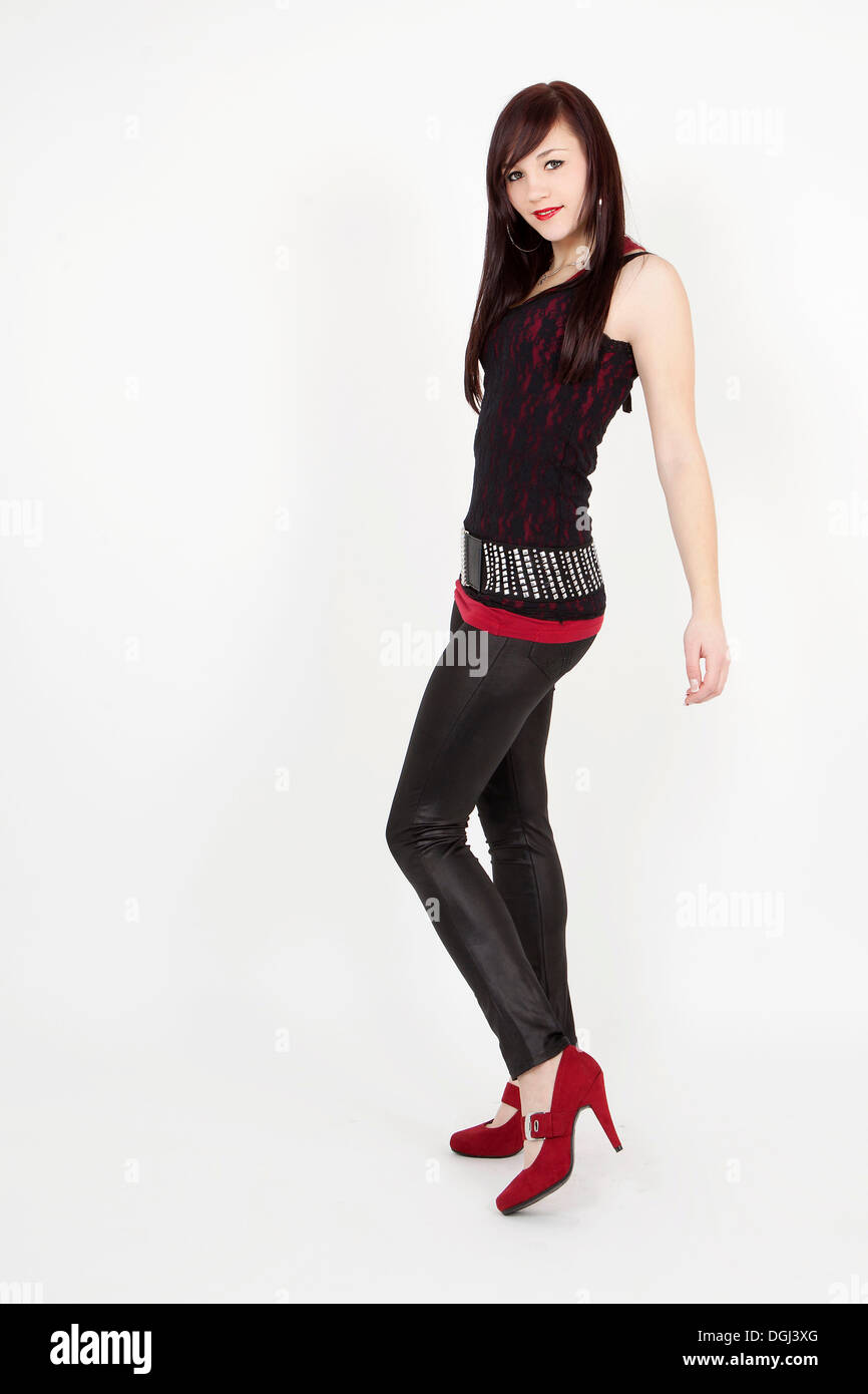Jeune femme portant un haut noir, latex leggings et red High heels Photo  Stock - Alamy