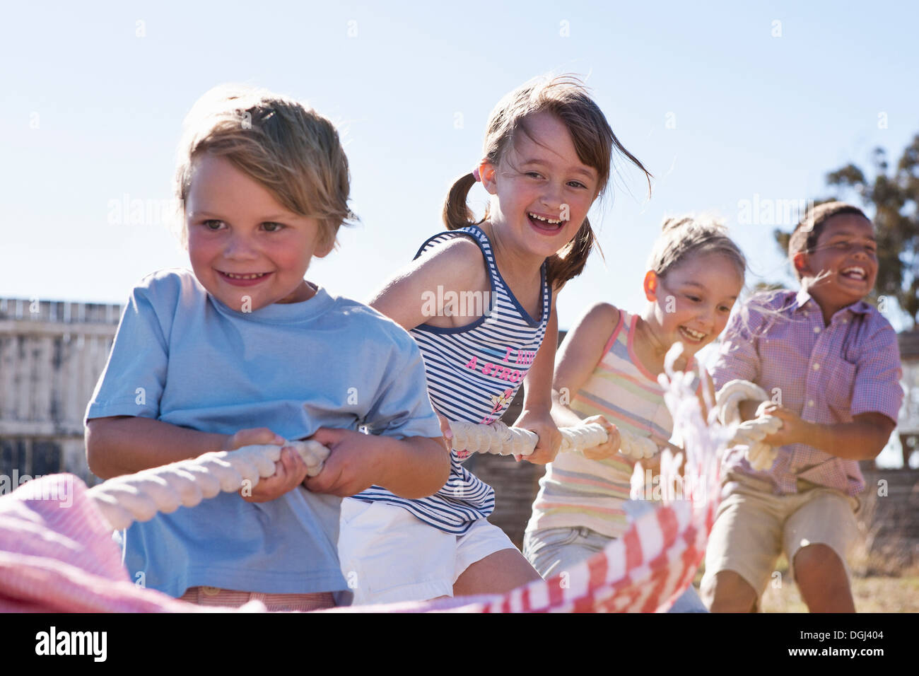 Quatre enfants jouant à la corde Banque D'Images