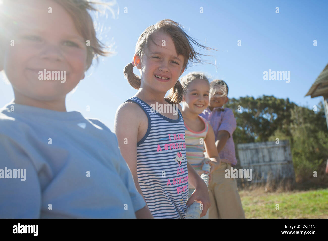 Quatre enfants à l'extérieur en été Banque D'Images