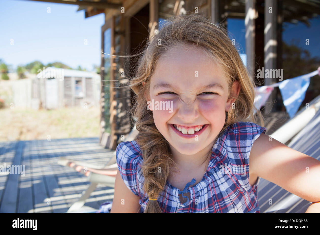 Portrait of Girl wearing chemisier à carreaux, smiling Banque D'Images