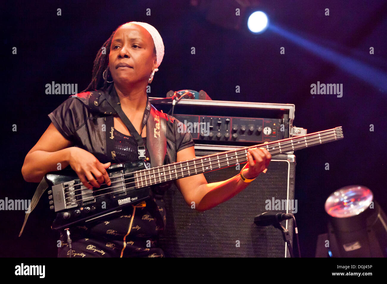 Diane White, le bassiste du chanteur jamaïcain de reggae Max Romeo jouer live au festival en plein air en Soundcheck Banque D'Images