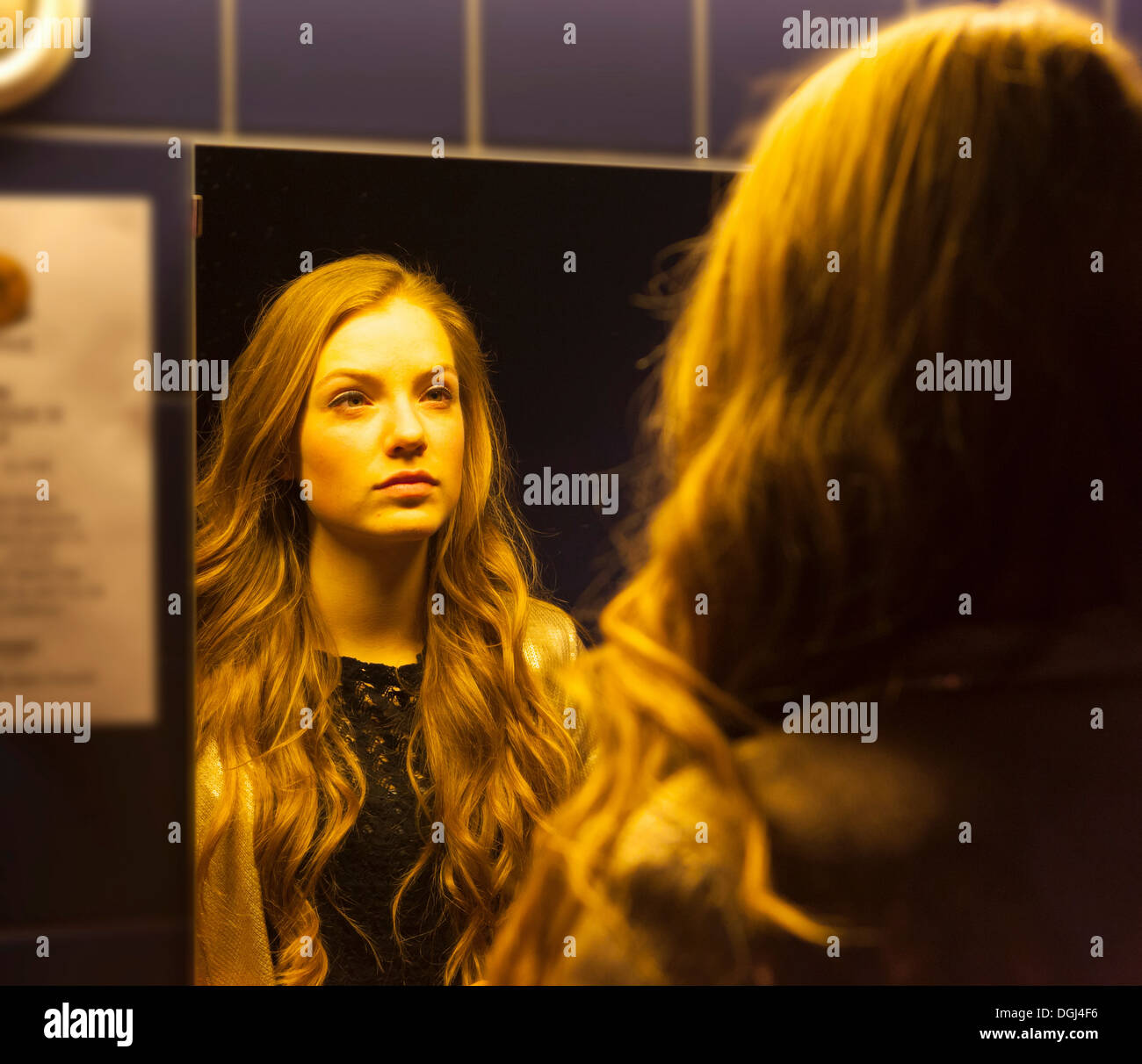 Adolescente à son reflet dans le miroir Banque D'Images