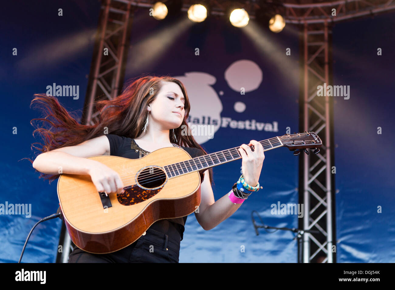 Le chanteur et guitariste Rebecca Lovell de la U.S.-American sisters' band Larkin Poe en live au Blue Balls Festival Banque D'Images