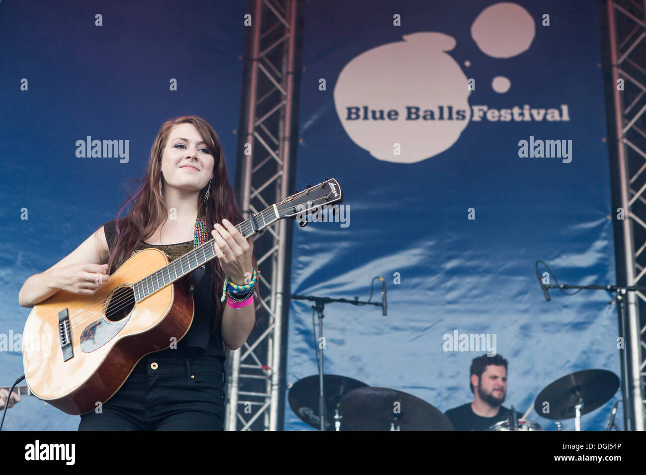 Le chanteur et guitariste Rebecca Lovell de la U.S.-American sisters' band Larkin Poe en live au Blue Balls Festival Banque D'Images