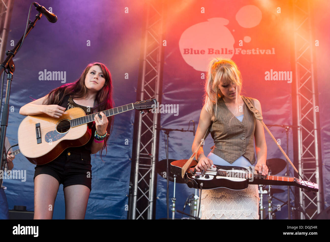 Rebecca et Megan Lovell de la U.S.-American sisters' band Larkin Poe en live au Blue Balls Festival Banque D'Images