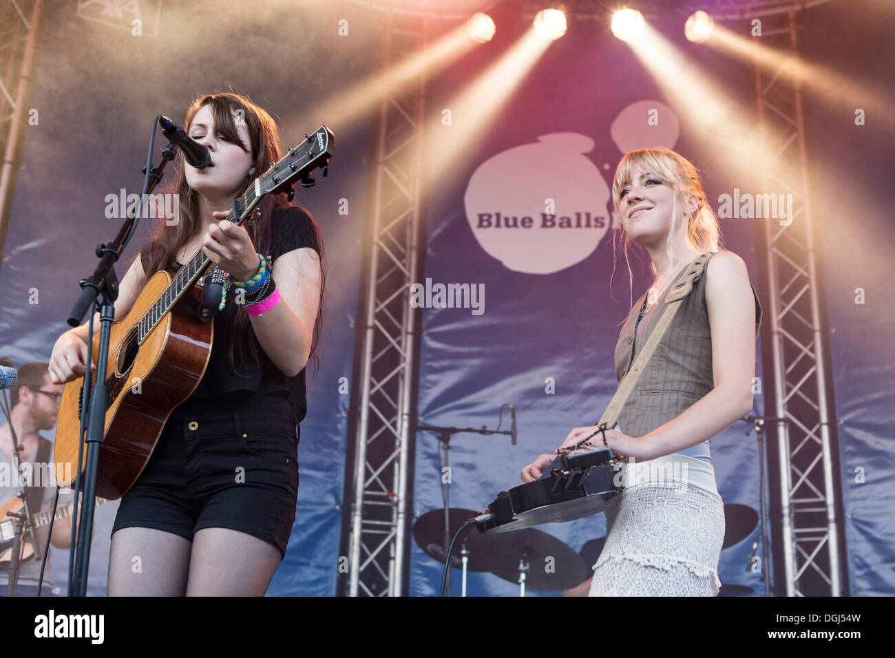 Rebecca et Megan Lovell de la U.S.-American sisters' band Larkin Poe en live au Blue Balls Festival Banque D'Images