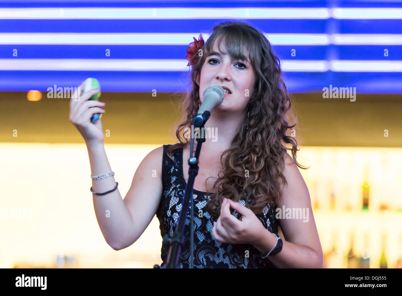 Singer Rea Hunziker de la Swiss Bossa nova, samba et d'Jazz-Band «Rea Som' d'effectuer en direct devant le KKL à bar lake Banque D'Images