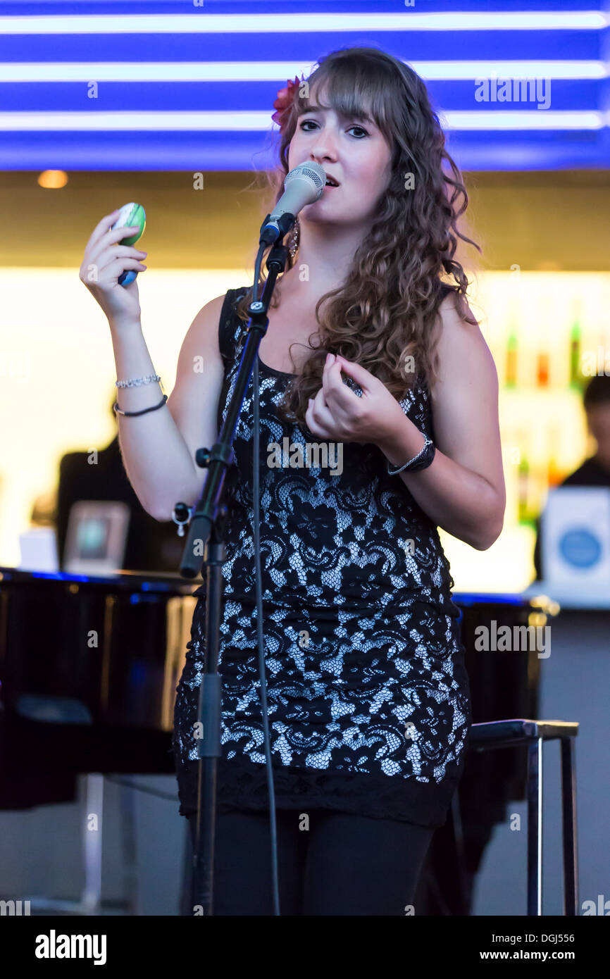 Singer Rea Hunziker de la Swiss Bossa nova, samba et d'Jazz-Band «Rea Som' d'effectuer en direct devant le KKL à bar lake Banque D'Images