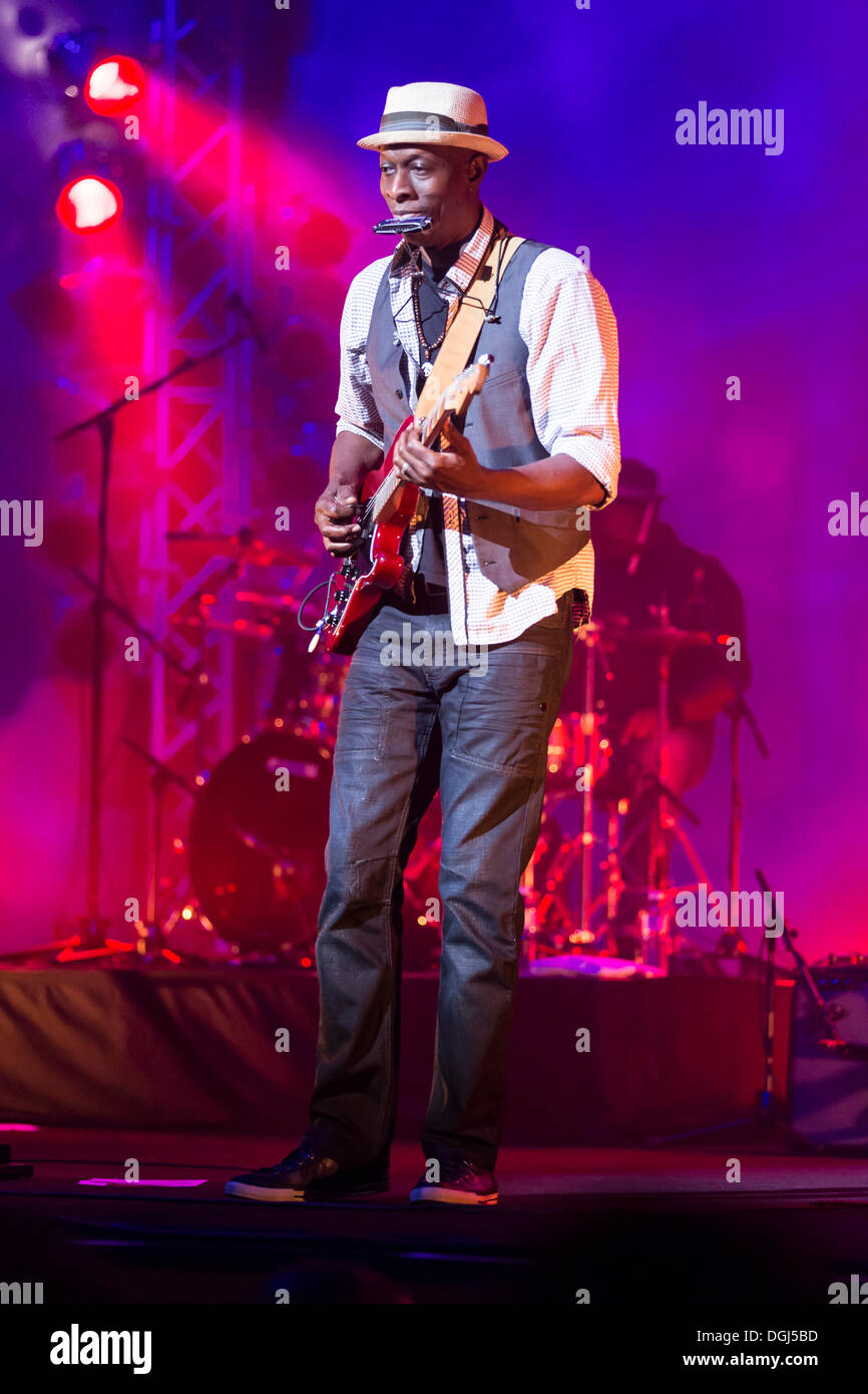 Keb' Mo', US-chanteur de blues américain, le guitariste et compositeur d'effectuer en direct à la salle de concert du KKL, Blue Balls Festival Banque D'Images