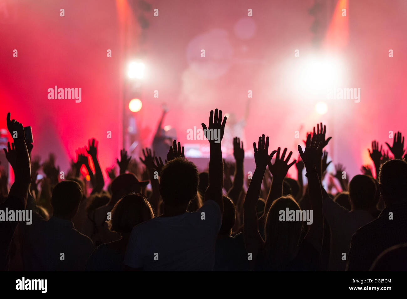 Les concerts de festivaliers avec leurs mains en l'air pendant le concert du groupe de hip hop américain de 'De la soul' live Banque D'Images