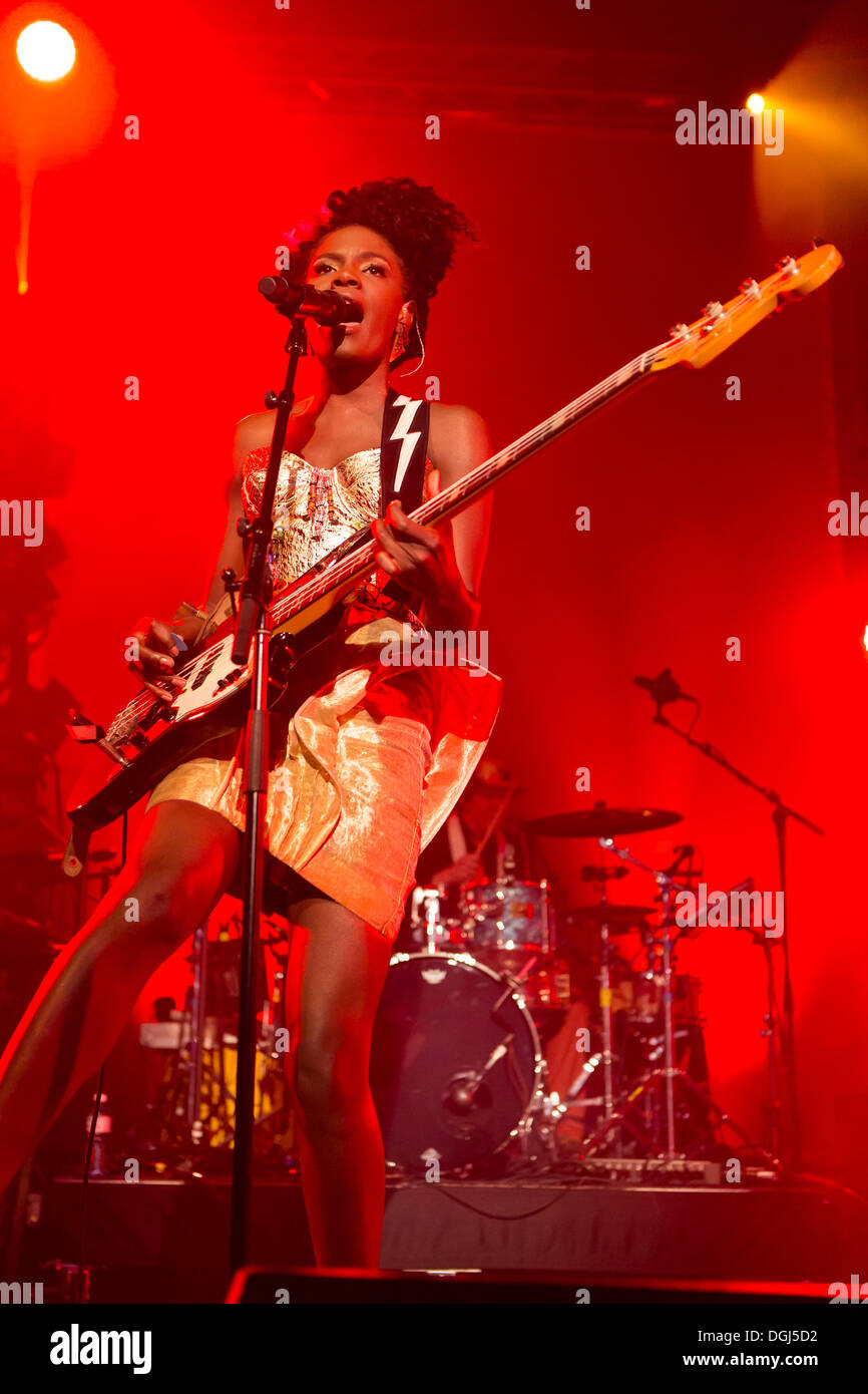 Shingai Shoniwa, Chanteur et bassiste du groupe britannique "noisettes" en live à la salle du KKL de Lucerne Banque D'Images