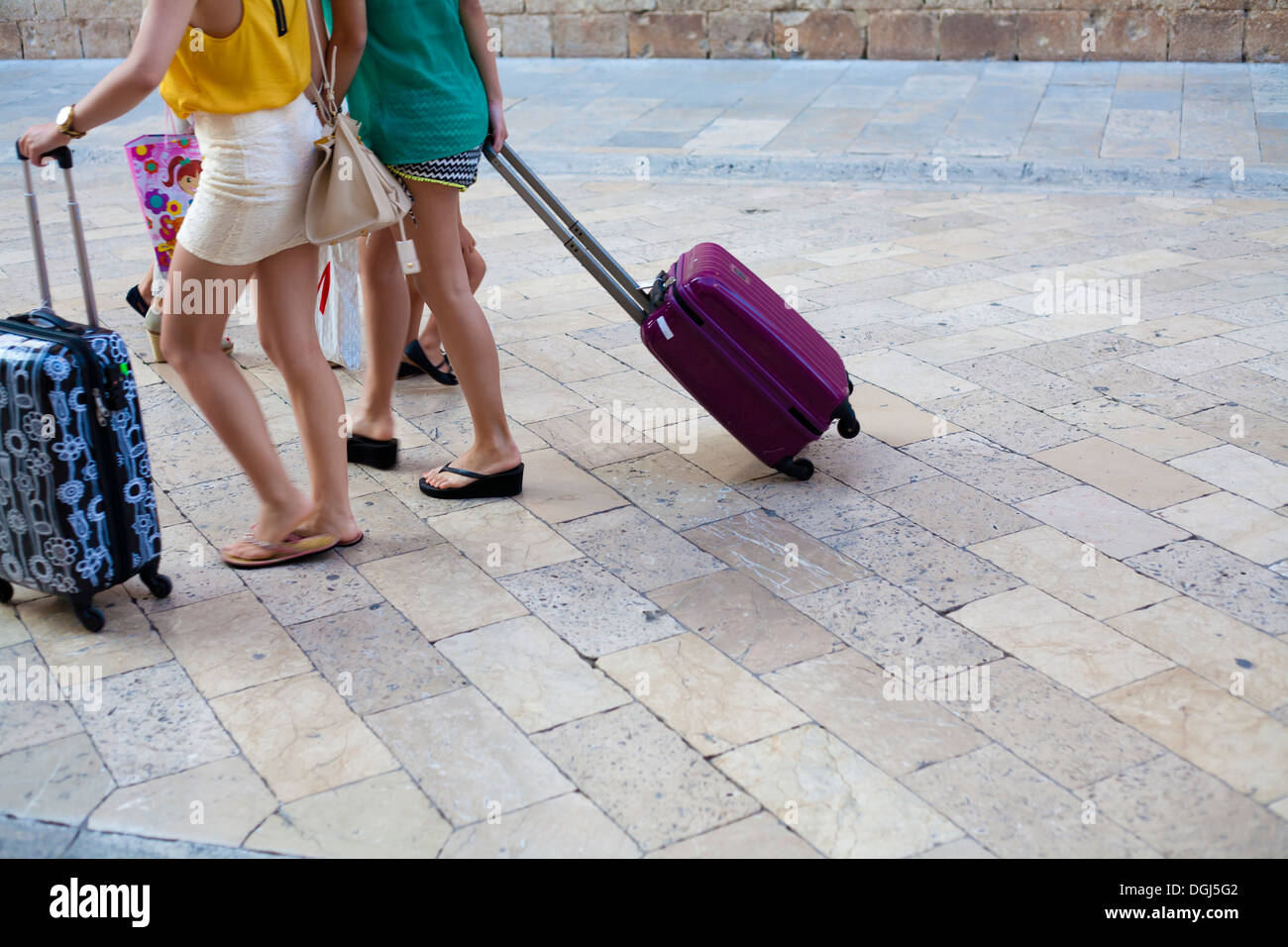 Voyageurs avec des valises. Dubrovnik. Banque D'Images