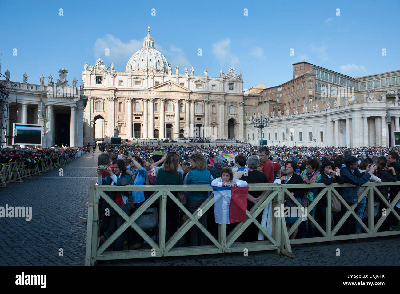 Pèlerins sur la Place Saint-Pierre dans l'audience du Pape François Banque D'Images