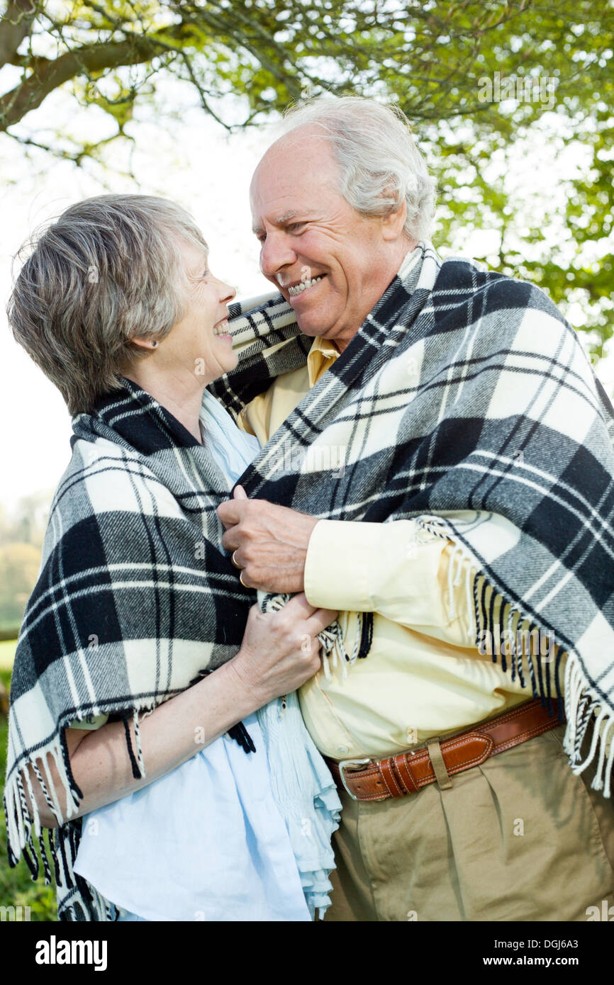 Senior couple enveloppé dans un châle ensemble Banque D'Images