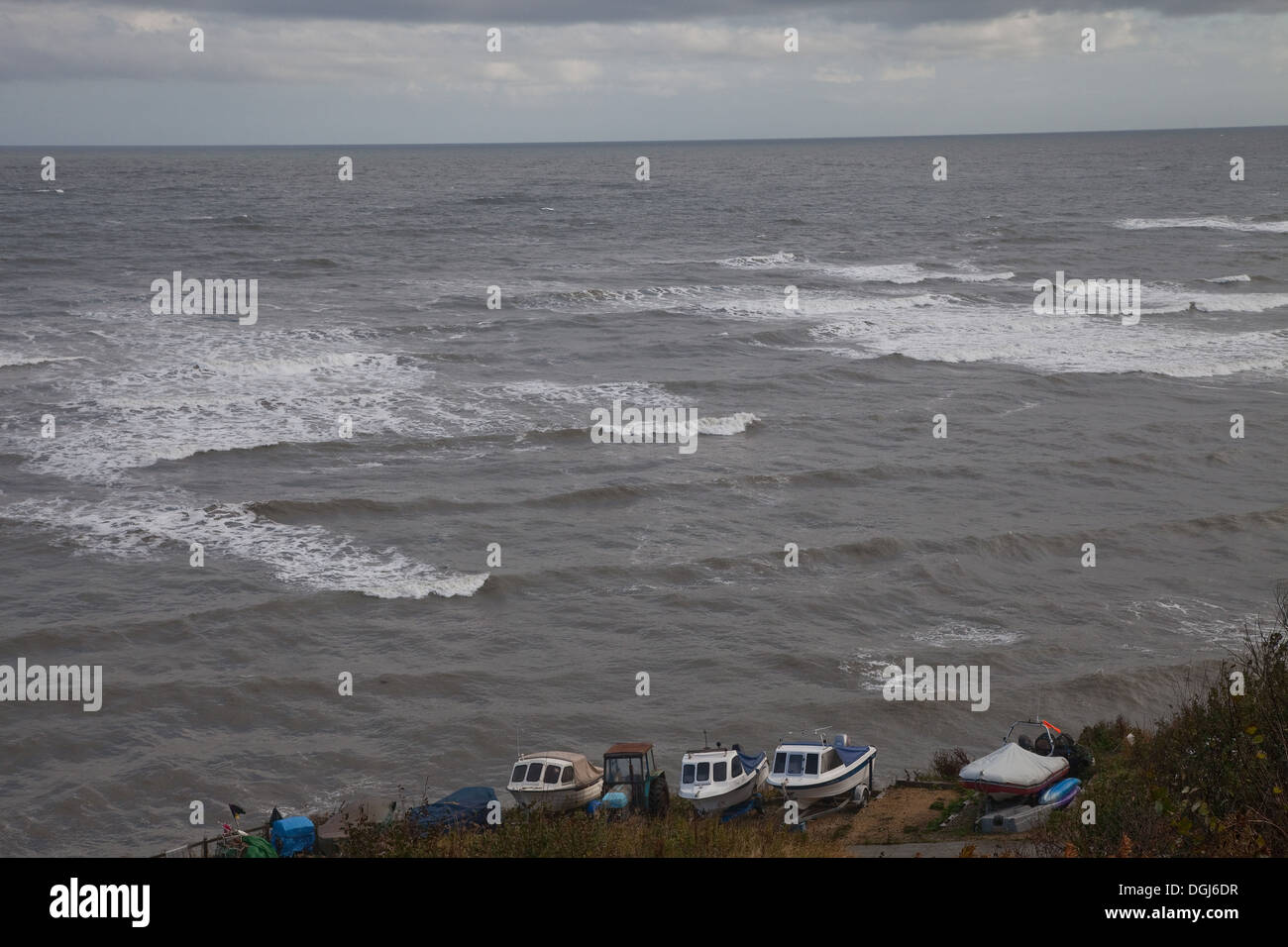 Petits bateaux de pêche dans la région de Robbin échoués sur Hoods Bay,à la fin d'octobre 2013, des vents violents,,et des vagues . Banque D'Images