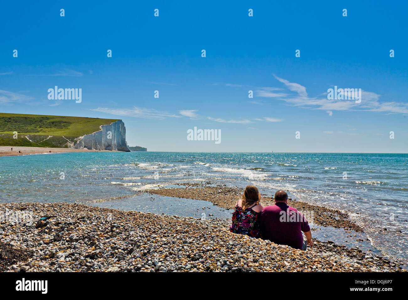 Un couple sur la plage, à Eastbourne. Banque D'Images