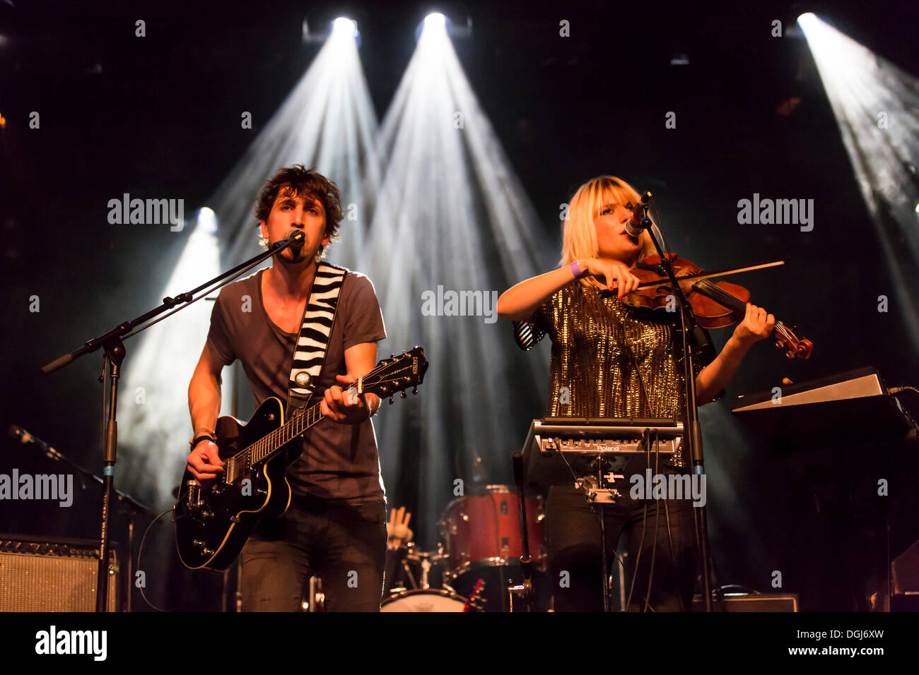 Roeland Vandemoortele et Eva Buytaert de l'indie-rock belge-électro-guitare-duo trop emmêlée dans la scène Banque D'Images