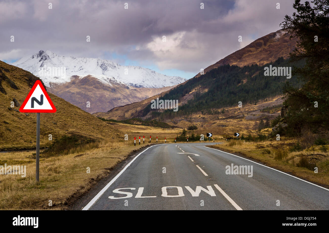La signalisation routière sur la route sinueuse par Glen Shiel. Banque D'Images