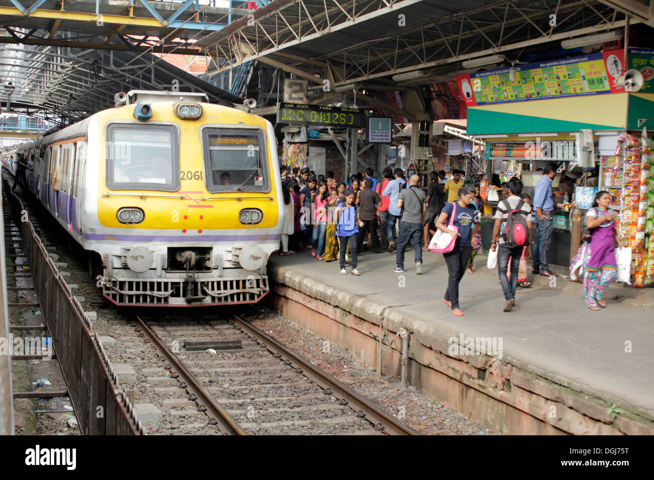 Train local à la gare de Bandra, Mumbai Banque D'Images