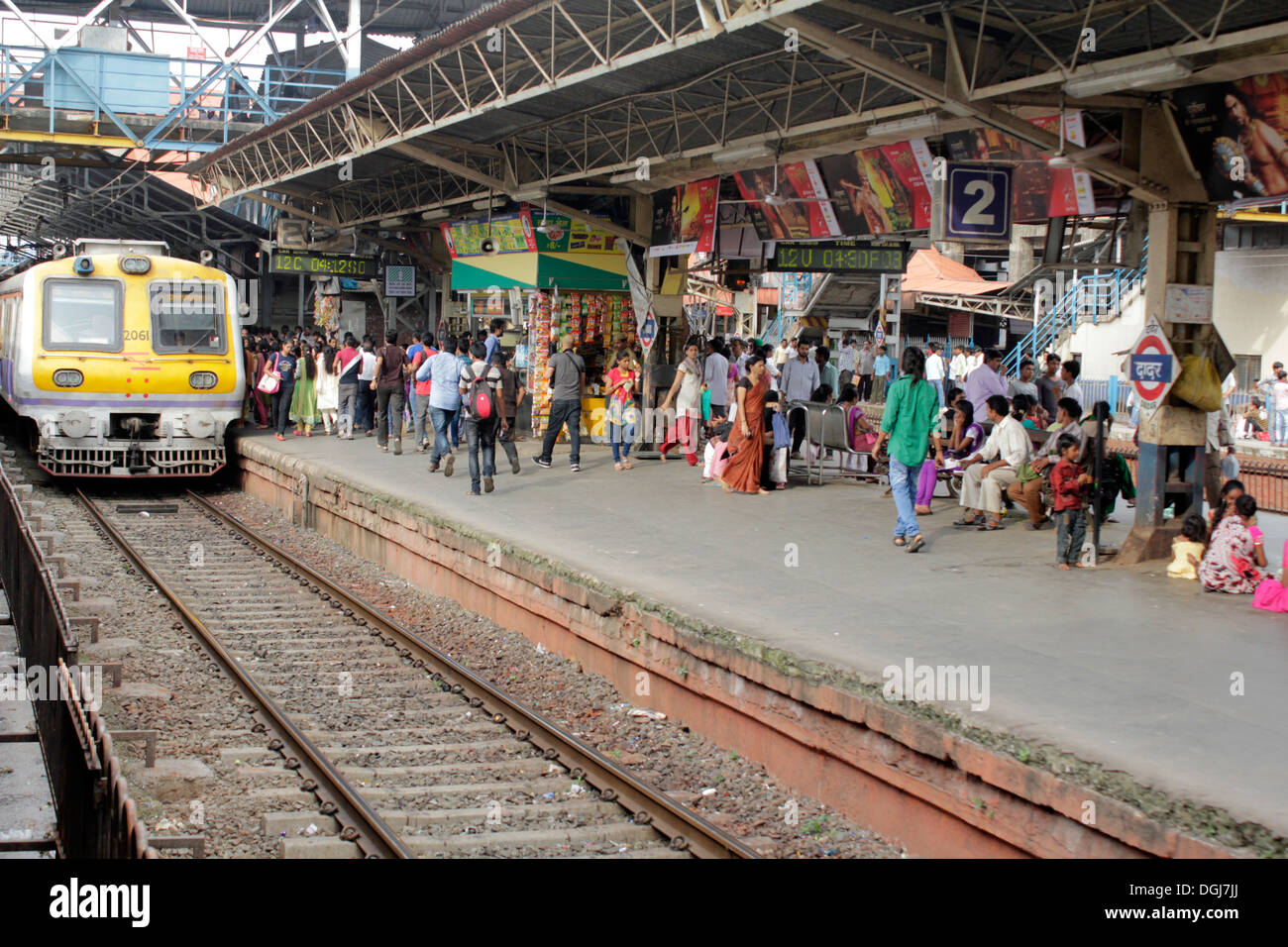Train local à la gare de Bandra, Mumbai Banque D'Images