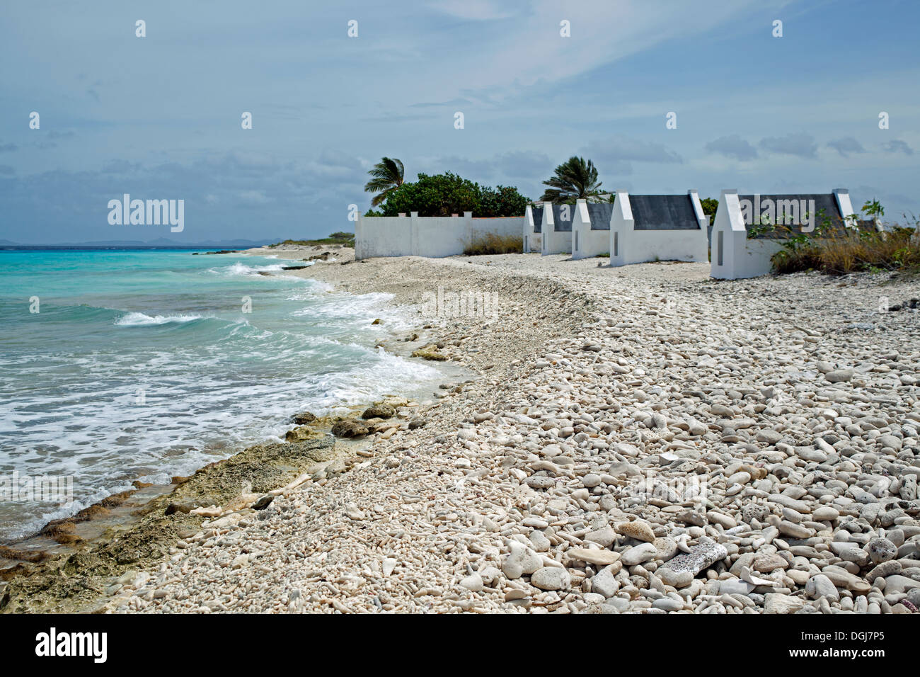 Vue sur la plage et de huttes à l'Esclave Esclave blanc site de plongée. Banque D'Images