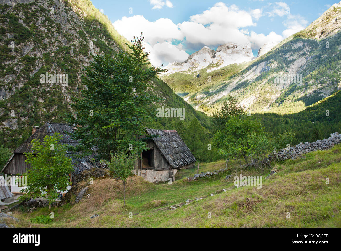 Shepherd chalets dans les Alpes juliennes. Banque D'Images