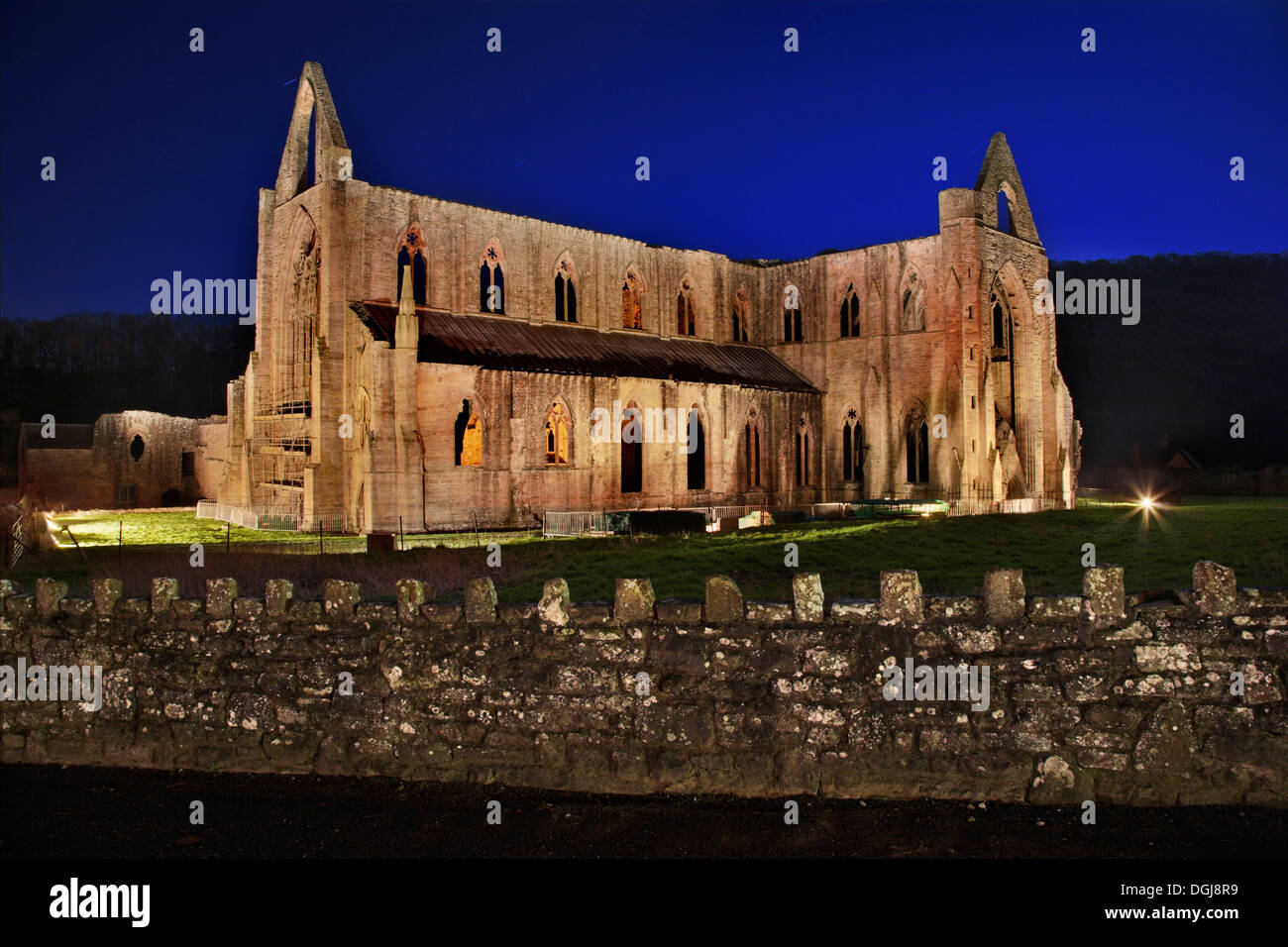 Une vue de l'abbaye de Tintern est éclairée la nuit. Banque D'Images