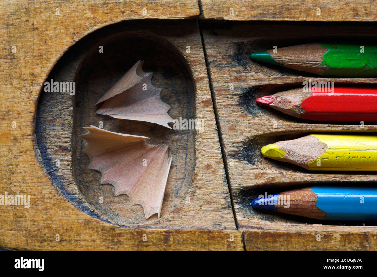 Étui à crayons en bois faits à la main et des crayons. Banque D'Images