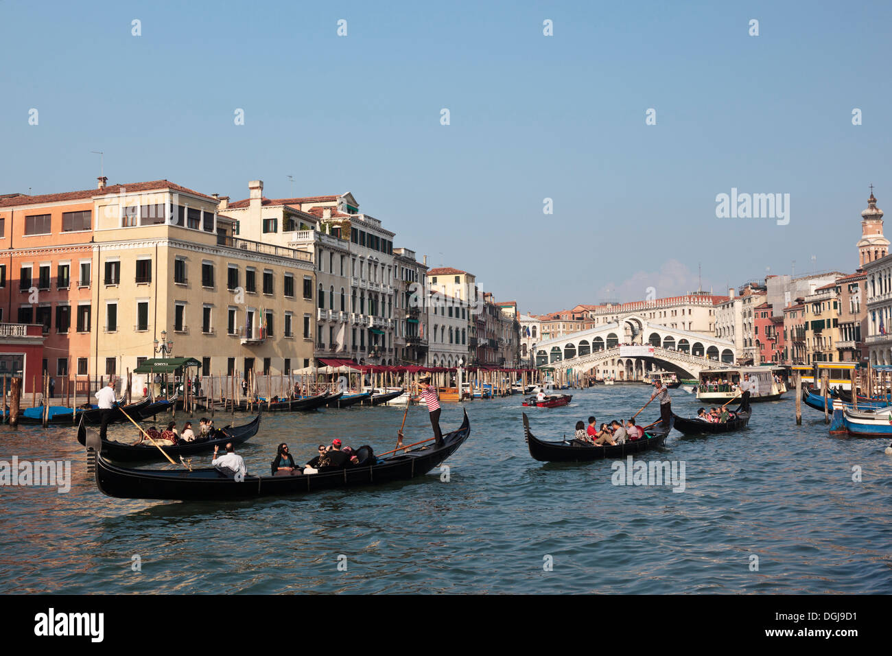 Des excursions en gondole sur le Grand Canal à Venise. Banque D'Images