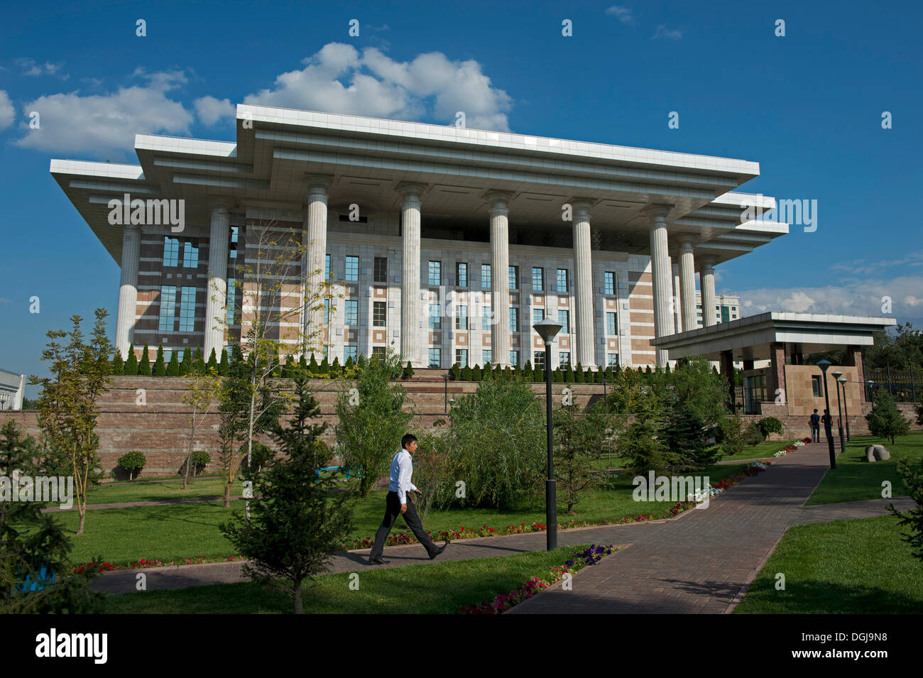 Siège de la fondation du premier président de la République du Kazakhstan, Almaty, Kazakhstan, en Asie centrale, Asie Banque D'Images