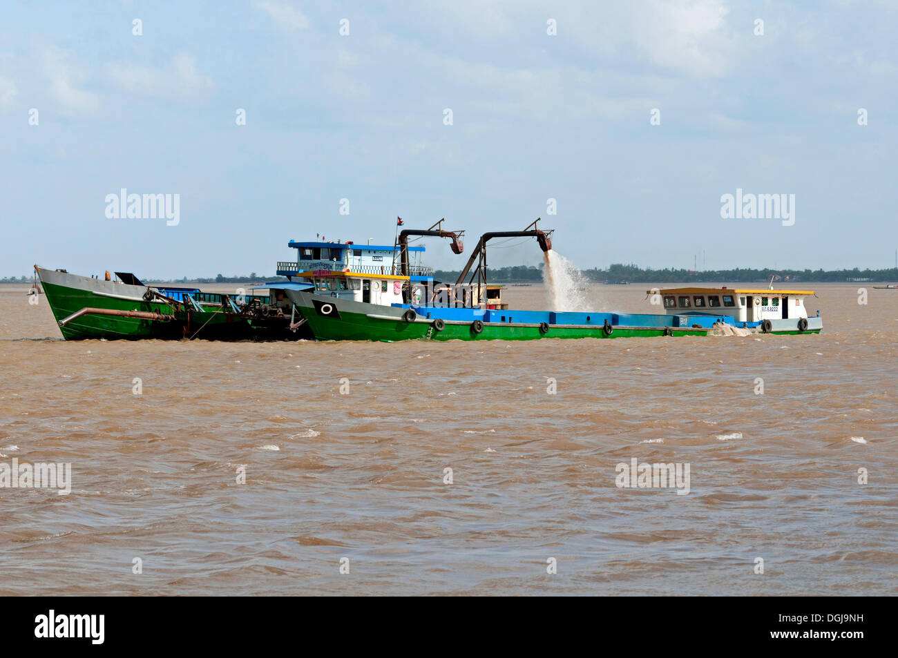 Suceuse opérant sur le Mékong, Phnom Penh, Cambodge, Asie du sud-est Banque D'Images