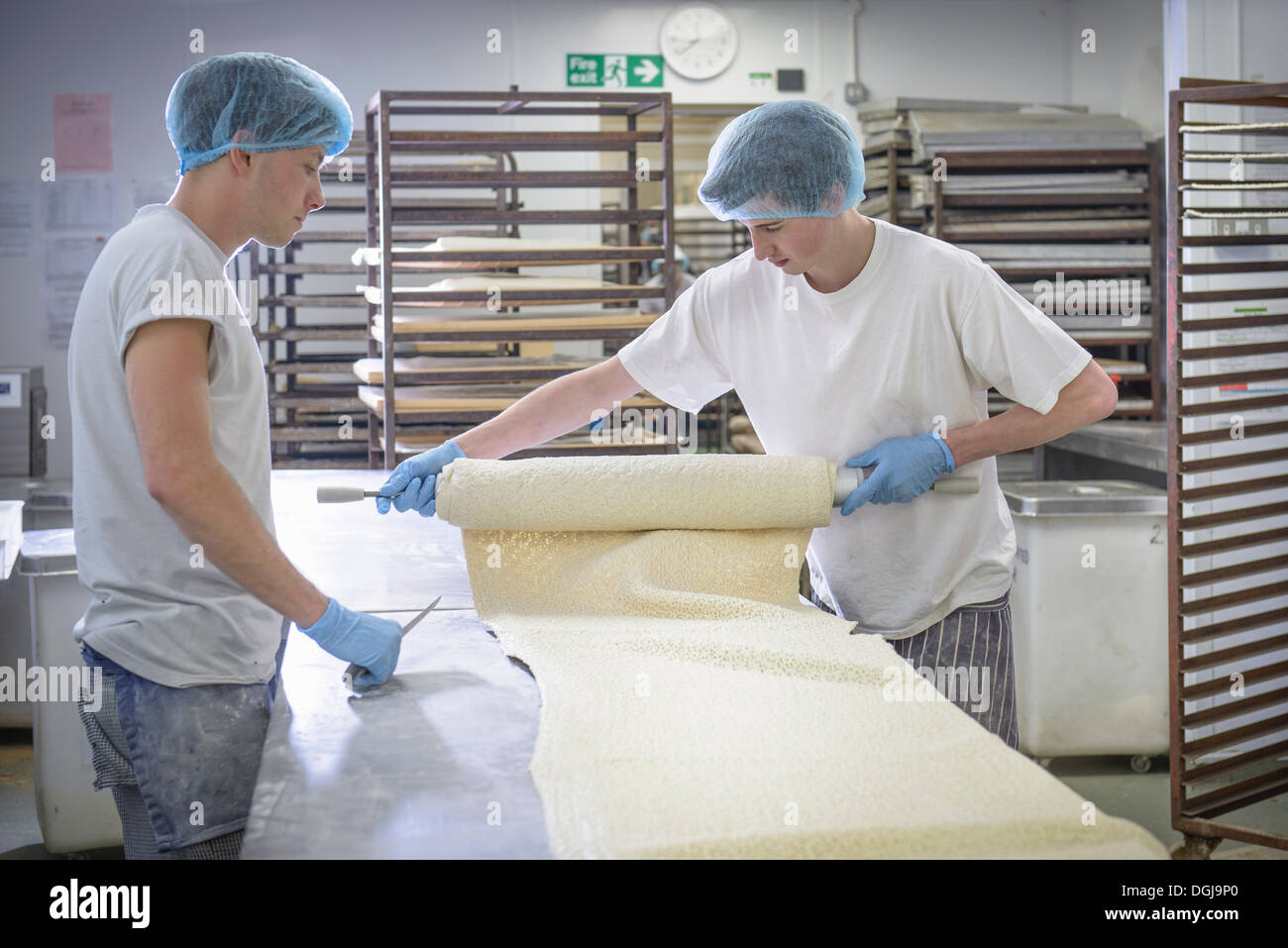 Boulangers dans des vêtements de la préparation durée de pâte Banque D'Images