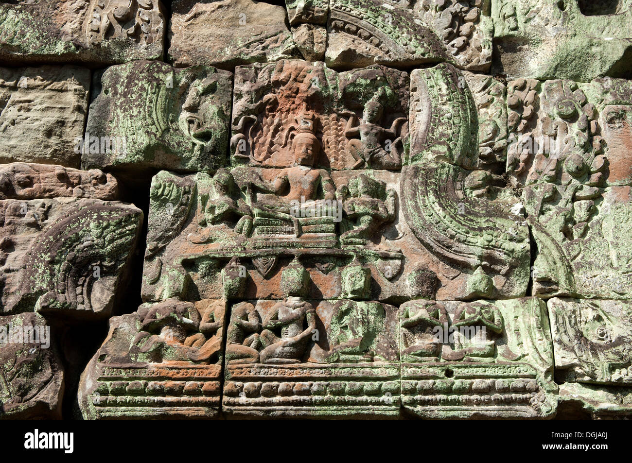 Bas-reliefs sculptés dans le grès, comme la décoration, la rangée du bas les chiffres décrivant les croyants Hindous, connus sous le nom d'ascètes ou Banque D'Images