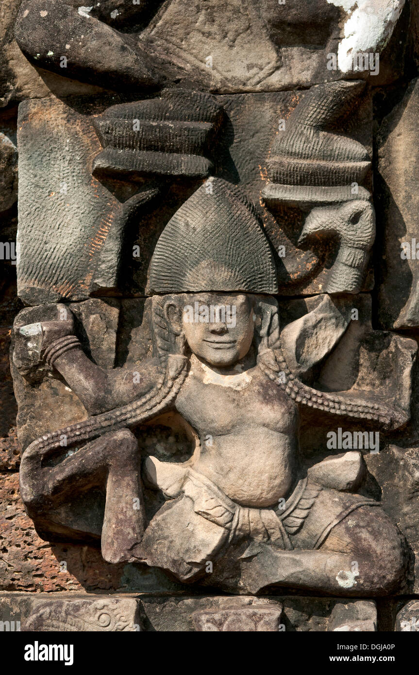 Bas-relief représentant une femme avec une coiffure de style Bayon triangulaire, décoration sur la terrasse du Roi Lépreux Banque D'Images