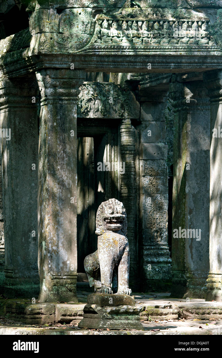 Lion, gardien de la sculpture sur pierre à l'entrée Est, le Preah Khan Temple, construit par le roi Jayavarman VII au 12ème siècle, Angkor Banque D'Images