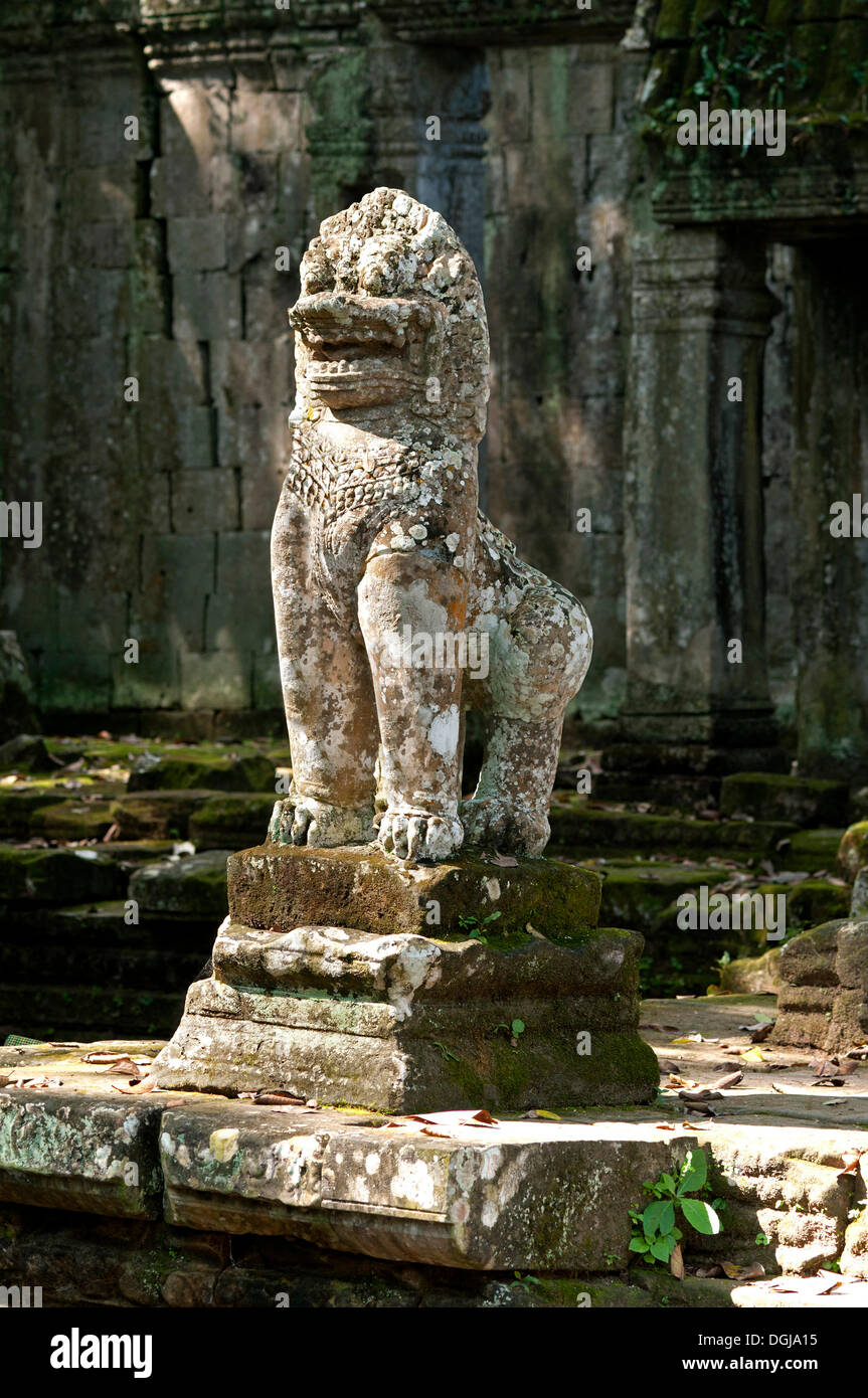 Guardian lion en pierre à l'entrée Est, le Preah Khan Temple, construit par le roi Jayavarman VII, 12ème siècle, Angkor, Cambodge Banque D'Images