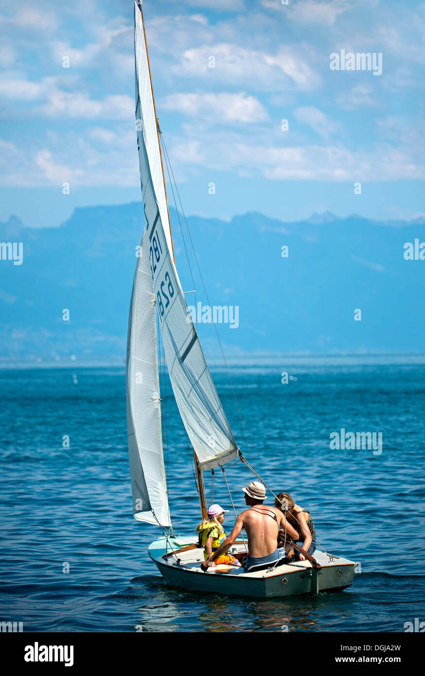 Voyage en famille sur un voilier sur le Lac Léman, près de Morges, Alpes Vaudoises à l'arrière, Alpes vaudoises, Canton de Vaud, Suisse, Europe Banque D'Images