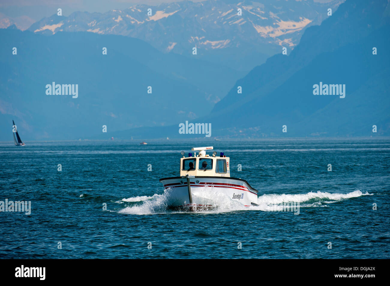 Bateau de Moteur de secours de l'eau de Morges sur le Lac Léman, près de Morges avec les Alpes Vaudoises à l'arrière, Alpes vaudoises, Canton de Vaud Banque D'Images