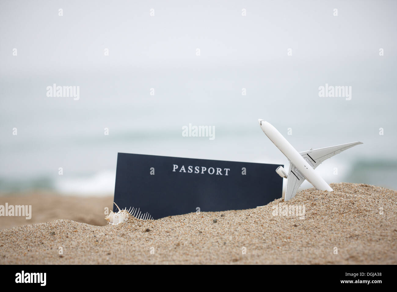 D'un passeport et d'un jouet avion sur la plage Banque D'Images