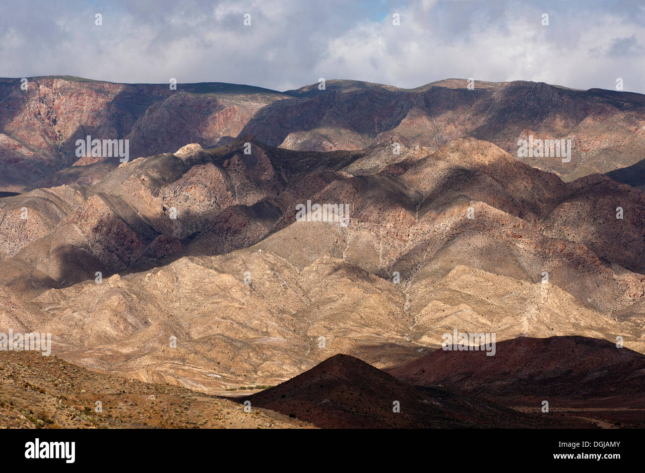 La lumière et les ombres dans un vaste paysage de collines, le parc national de Richtersveld, Northern Cape, Afrique du Sud Banque D'Images