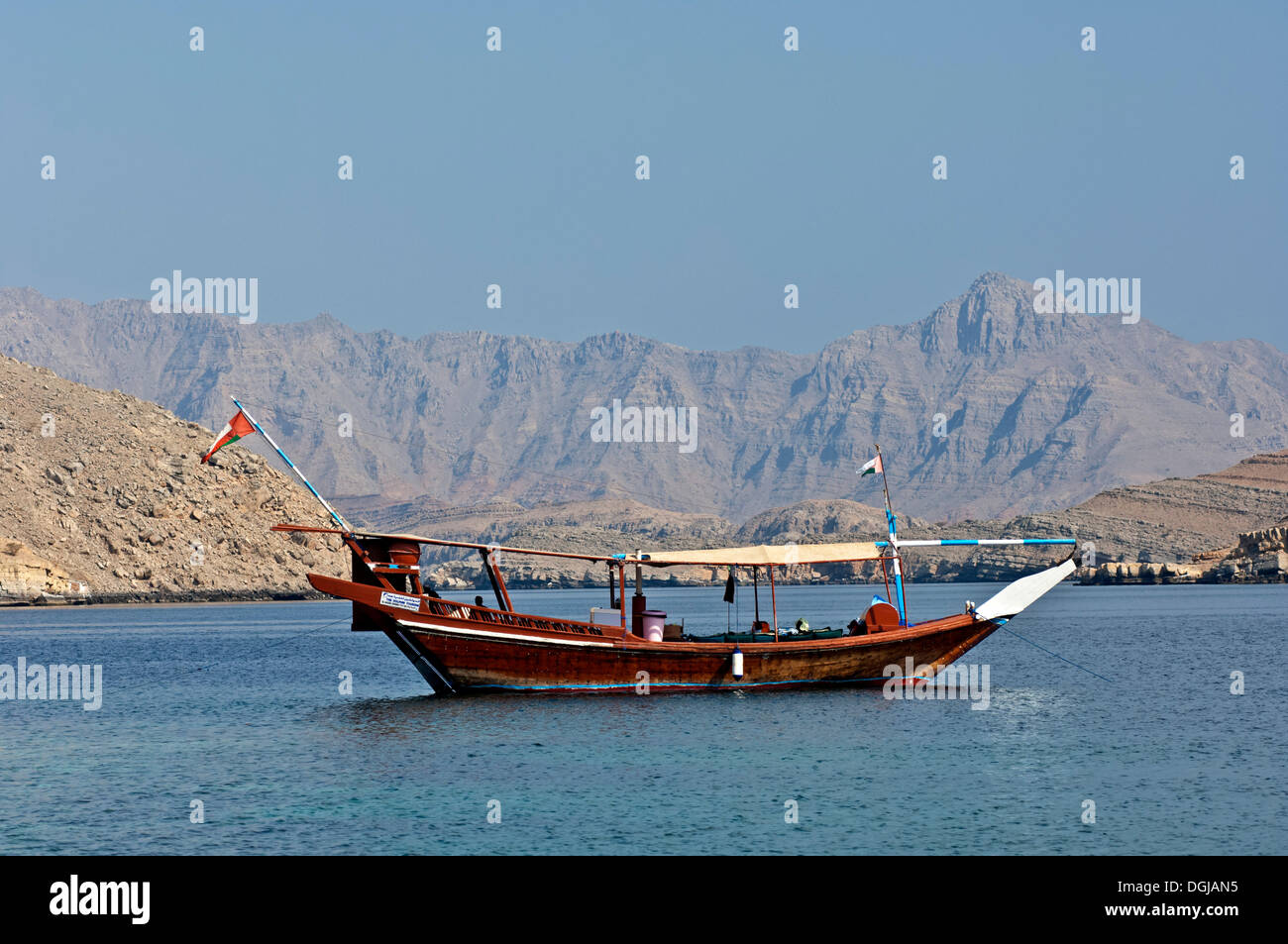 Dhaw traditionnel amarré dans une baie, Un Fjord Khor Ash Sham, gouvernorat de Musandam, Oman Banque D'Images