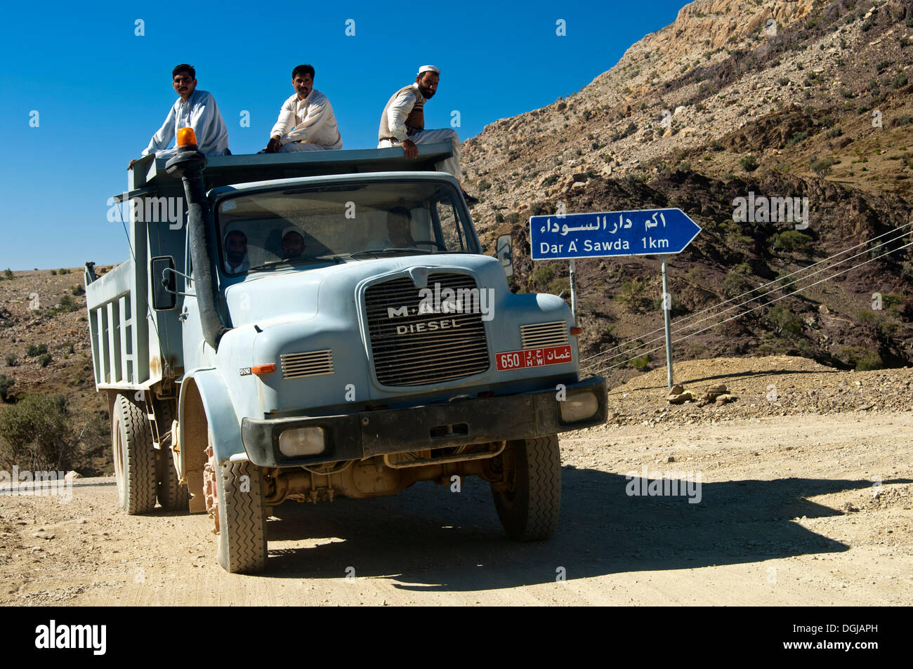 Camion sur l'intersection d'une route de campagne, montagnes, Dar al Hajar A'Sawda, Ad Dakhiliyah, Oman Banque D'Images