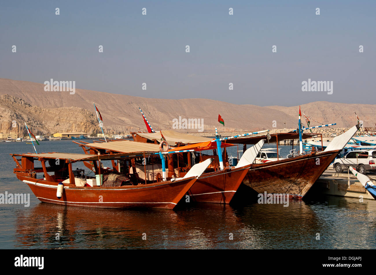 Trois dhows sont prêts pour des excursions dans le port d'al-ou al-Chasab Khasab Khasab, gouvernorat de Musandam, Oman, Banque D'Images